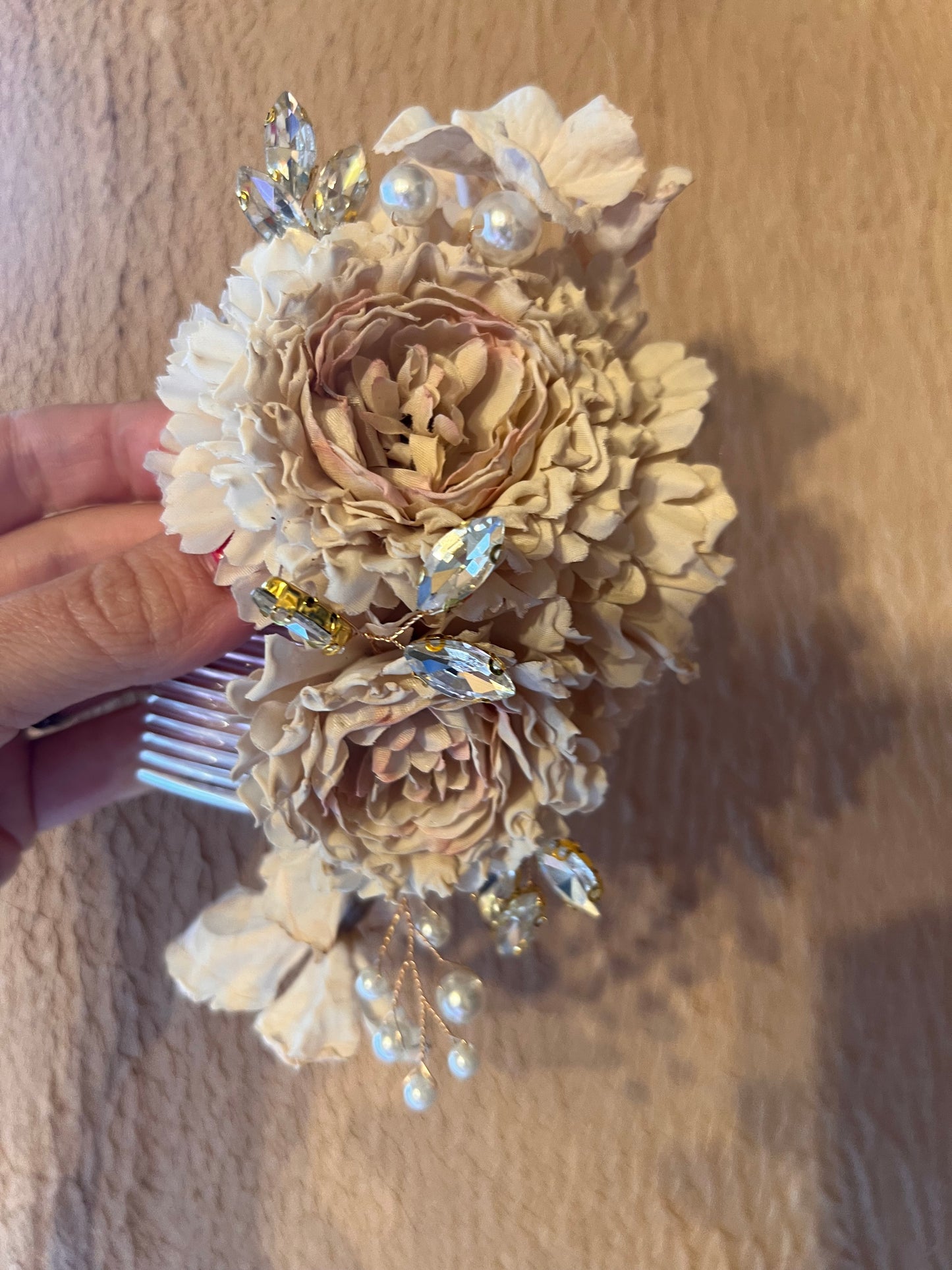 Nude floral hair comb